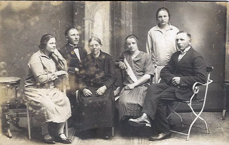 Bilēķu Bērziņu dzimta. Labā pusē sēd Jānis Jāņa dēls Bērziņš 1931. gada 7. septembrī